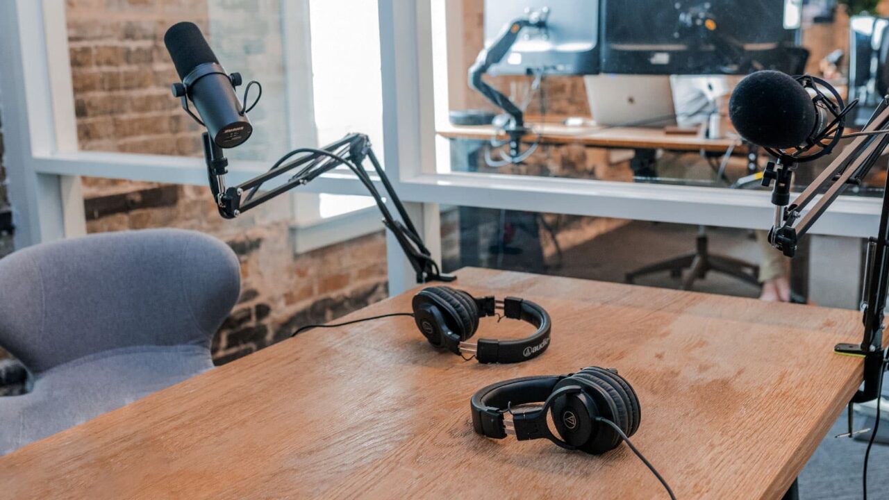 The Battle of the Airwaves: Traditional Radio vs Modern Podcasts
