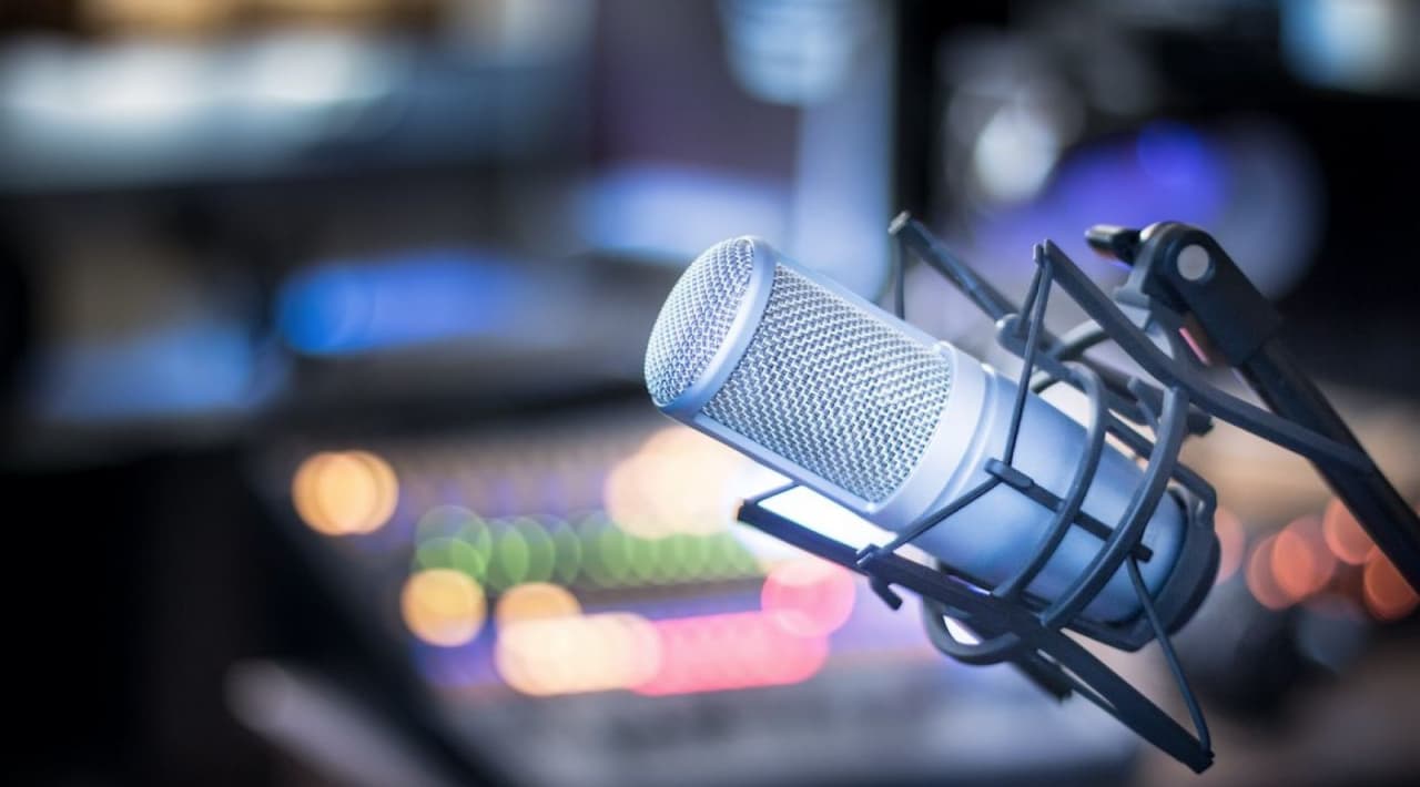From Studio Dialogue to Podcasts: How Communication Is Evolving in Radio Formats
