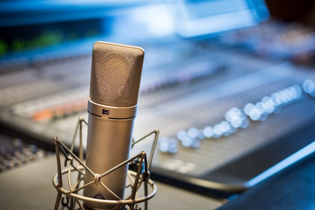 From Classroom to Airwaves: R@-Di0’s Comprehensive Training for Radio Professionals